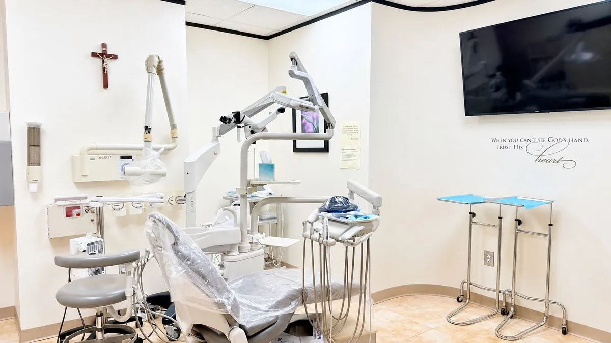 A SoftDental treatment room with a Leica surgical microscope and digital imaging in Houston