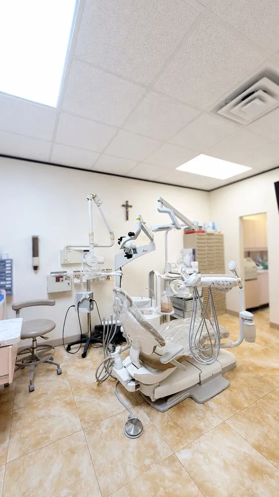 Treatment room featuring Leica surgical microscope and clinical workstation